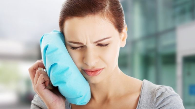 Chườm túi đá lạnh bên ngoài má tại vị trí nhổ răng trong ngày đầu tiên để giảm sưng tấy